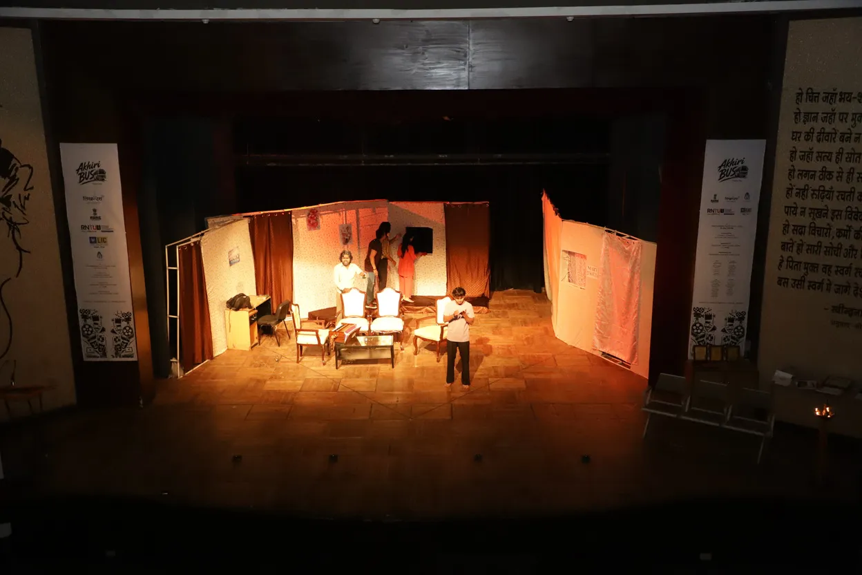 Akhiri Bus Stage Performance
